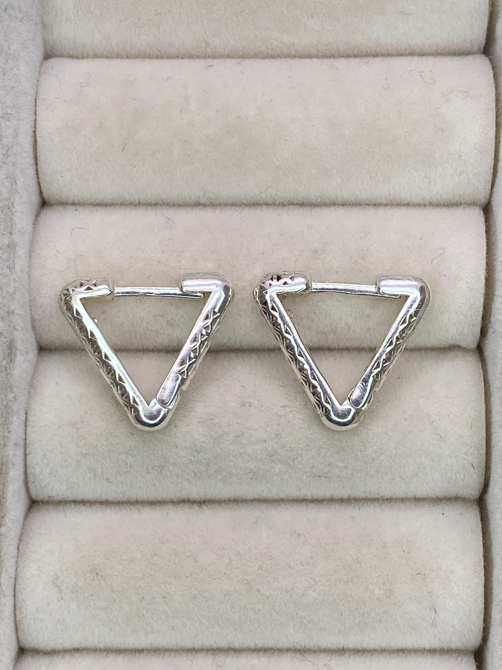 Brinco Triângulo Click