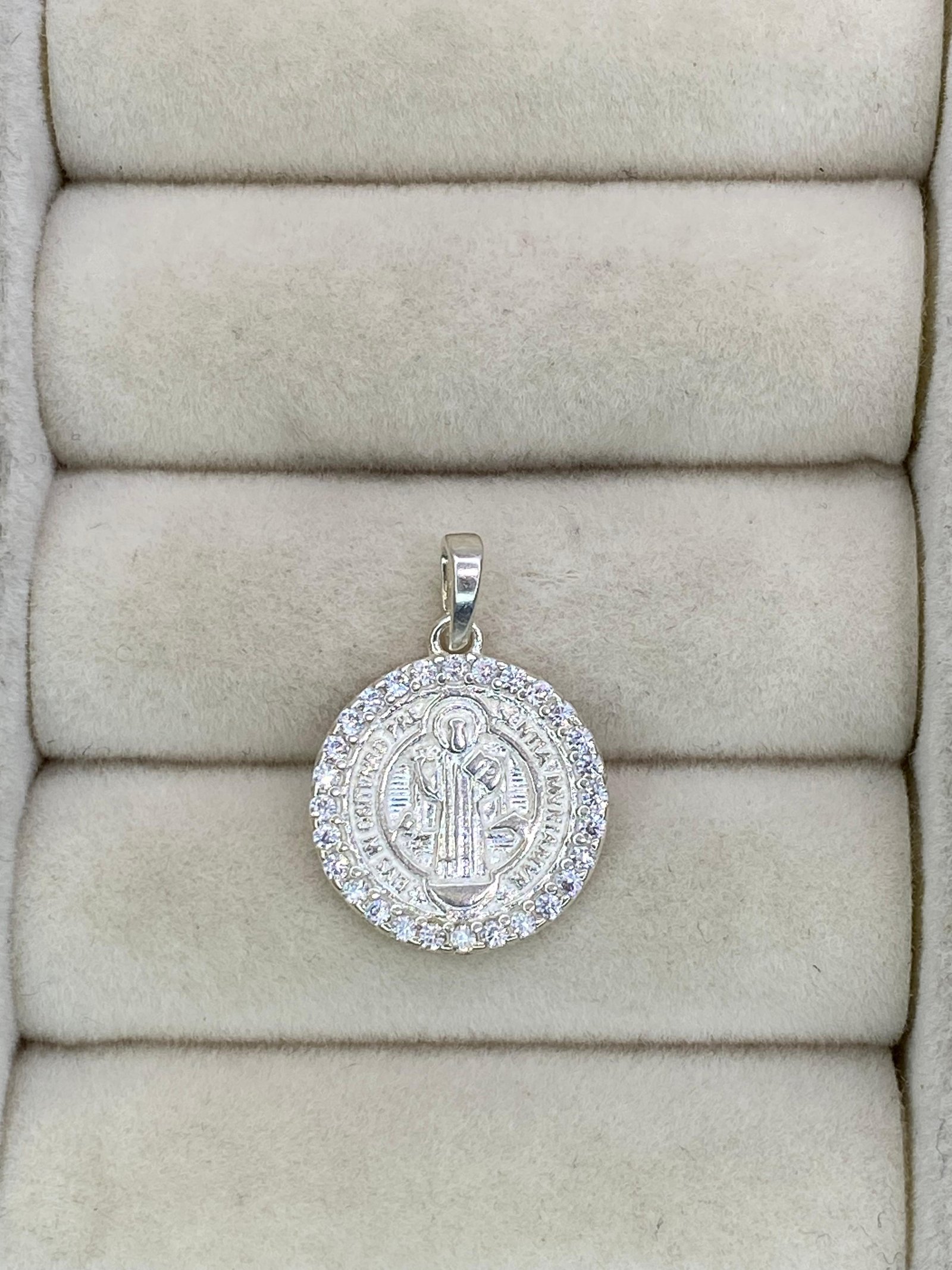 Pingente São Bento Borda Cravejada