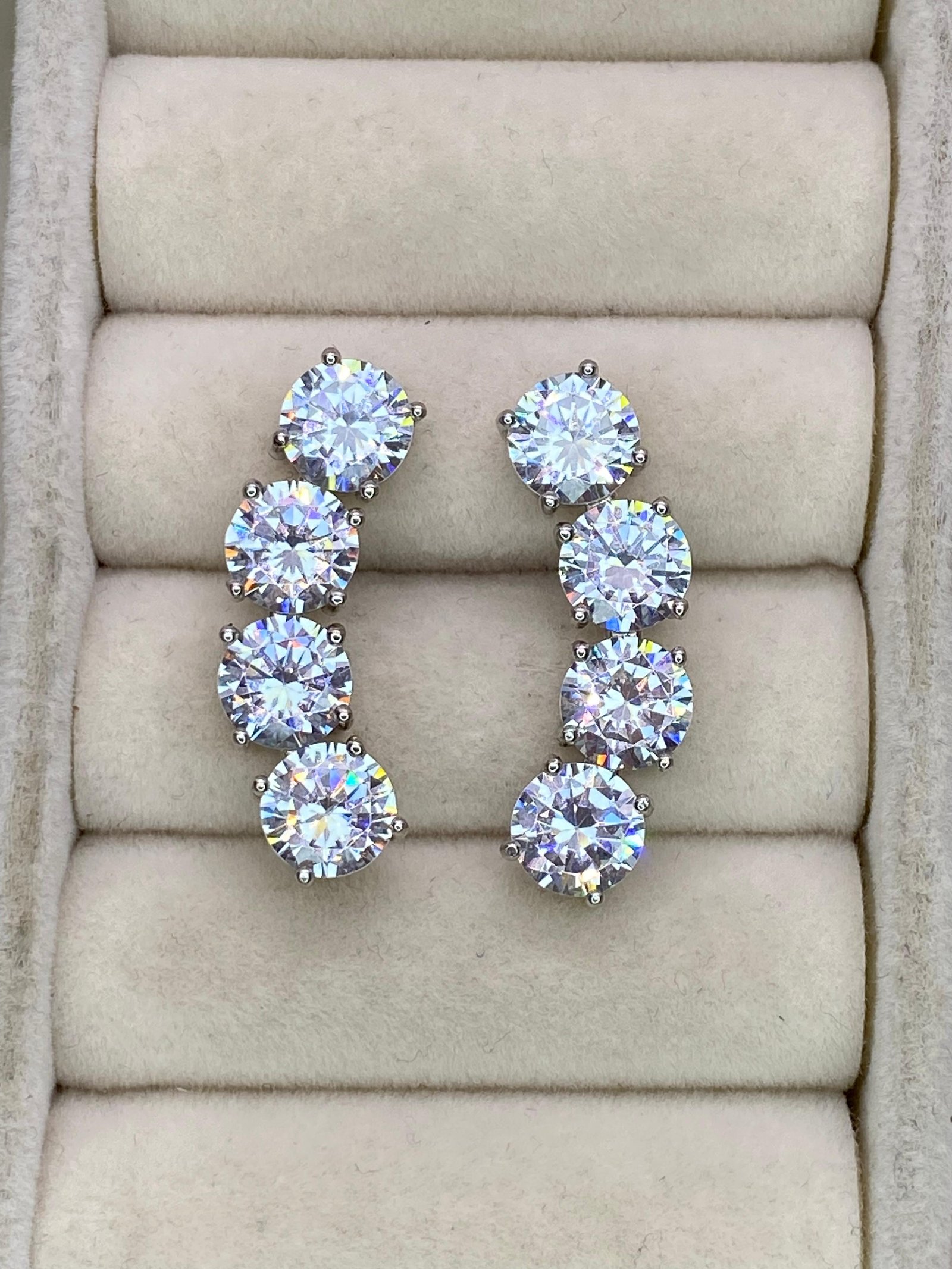 Brinco Earcuff 4 zircônias