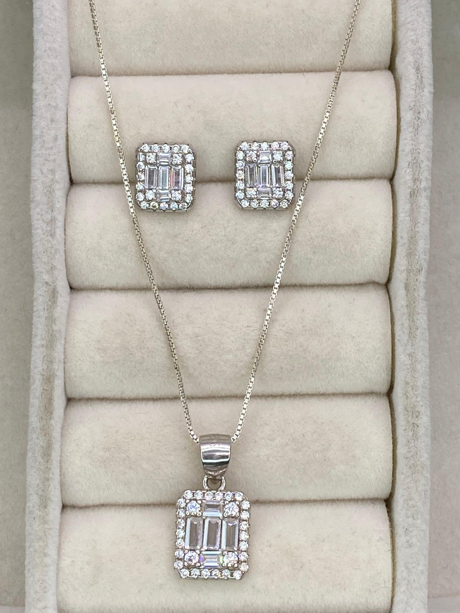 Conjunto cravejado zircônia navete