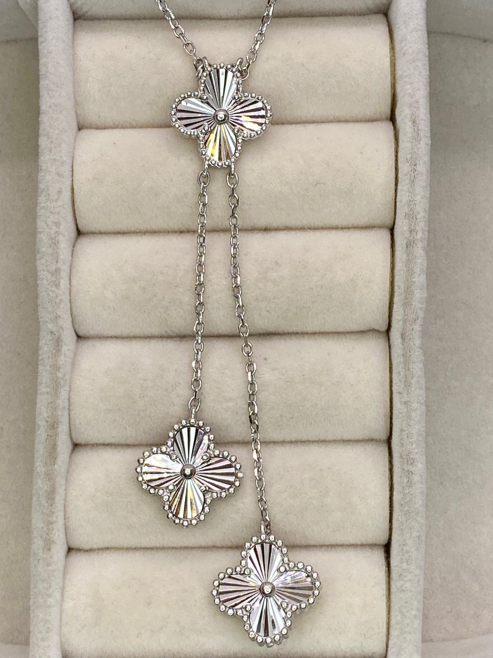 Colar Trevo espelhado