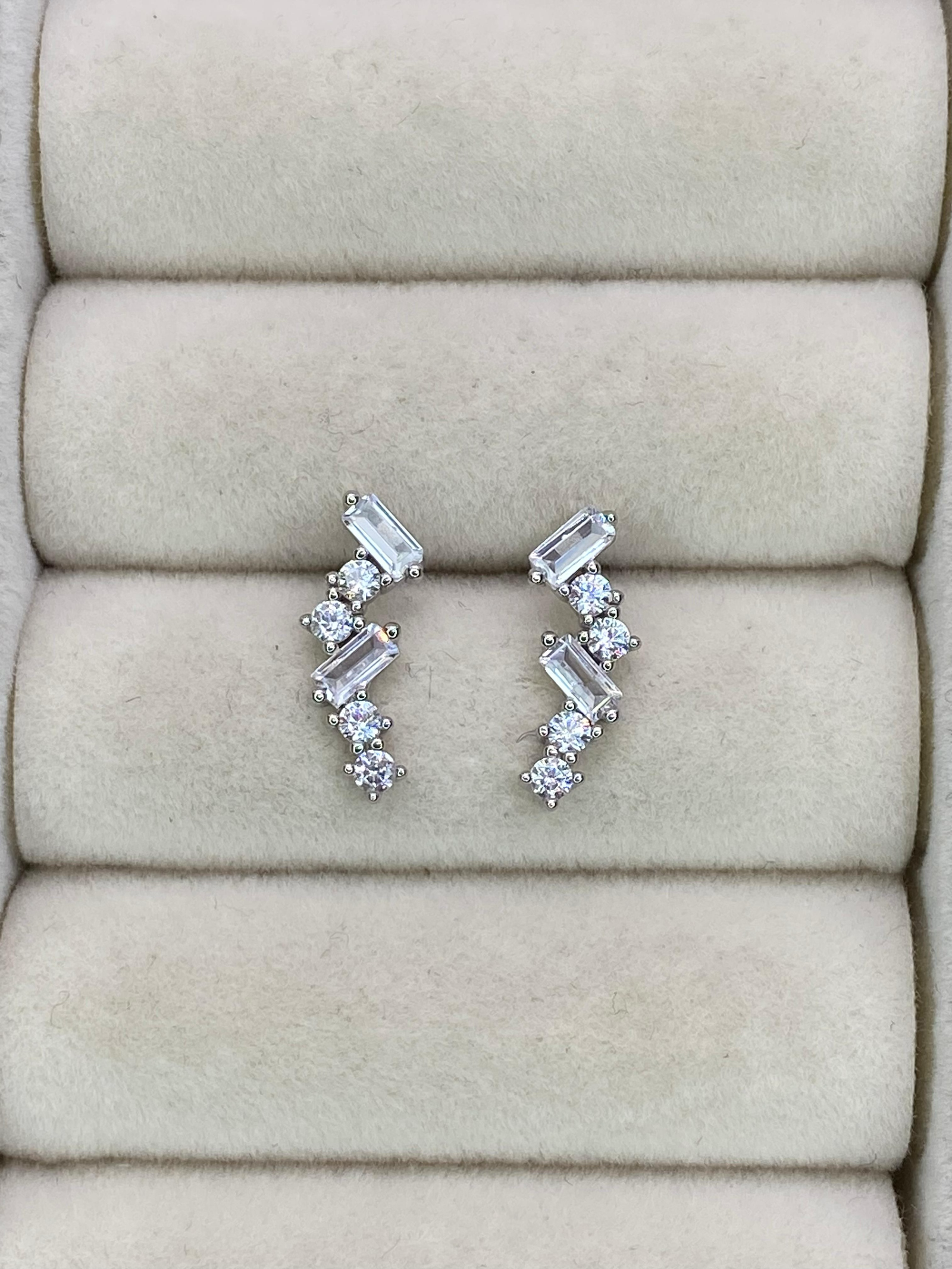 Brinco Earcuff baguete e zircônia