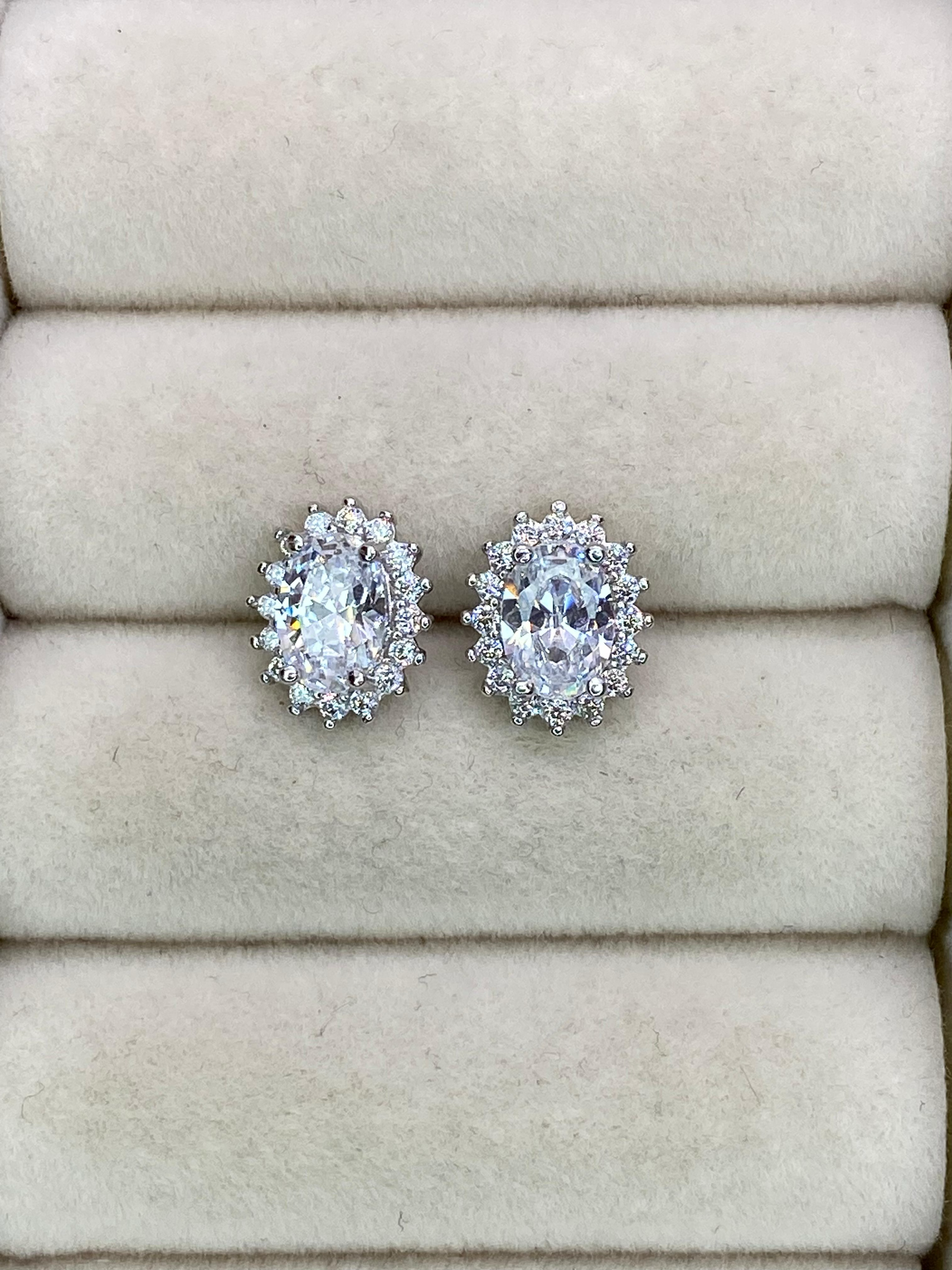 Brinco Zircônia Oval cravejada