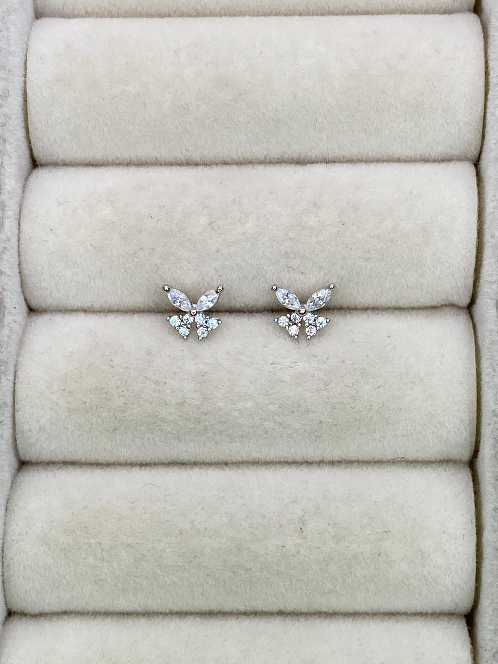 Brinco mini borboleta zircônia e navete