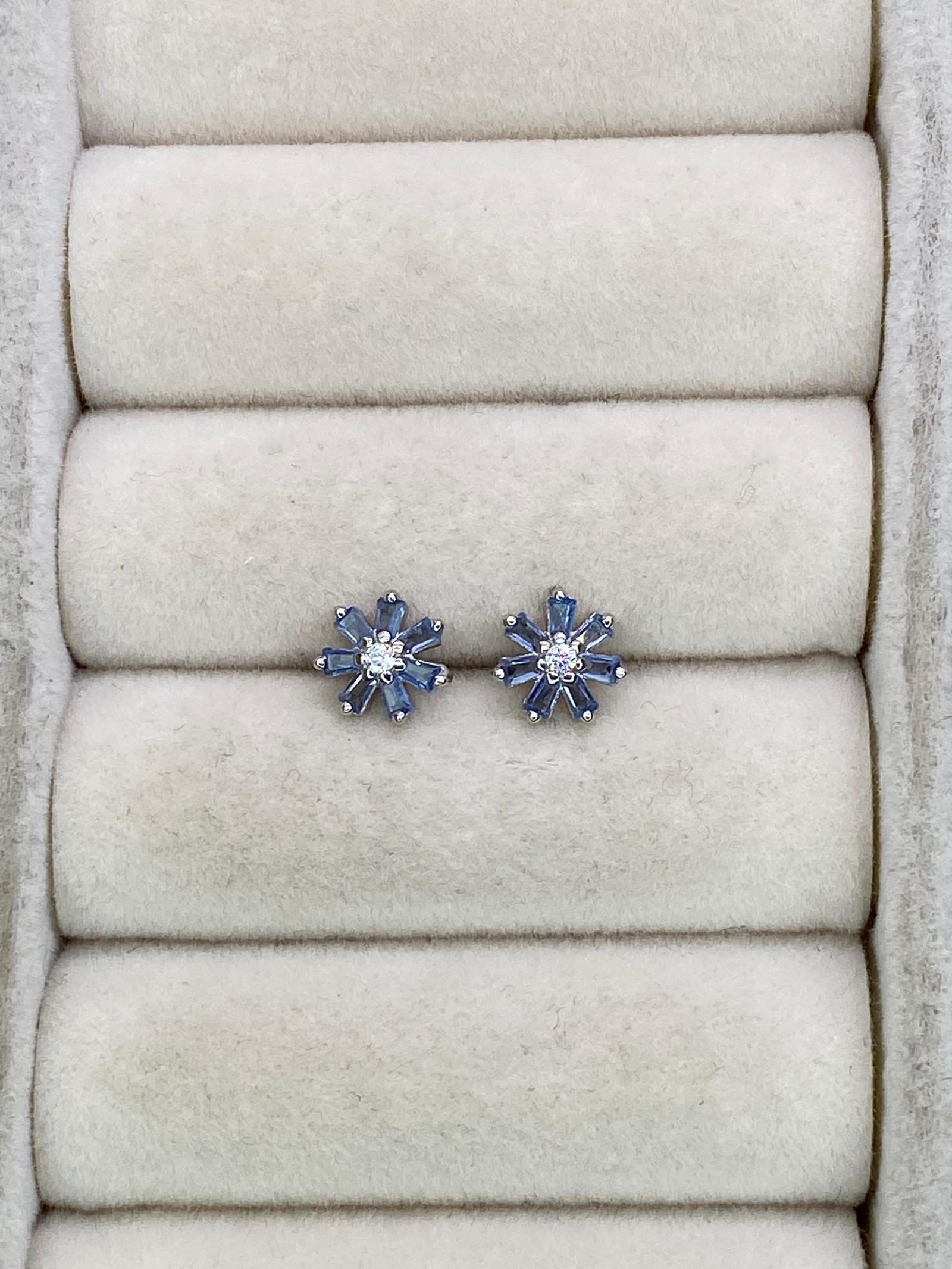 Brinco Flor azul claro zircônia e baguete