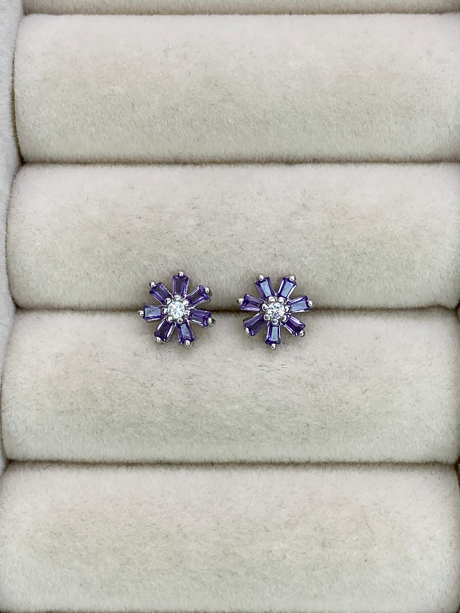 Brinco Flor lavanda zircônia e baguete