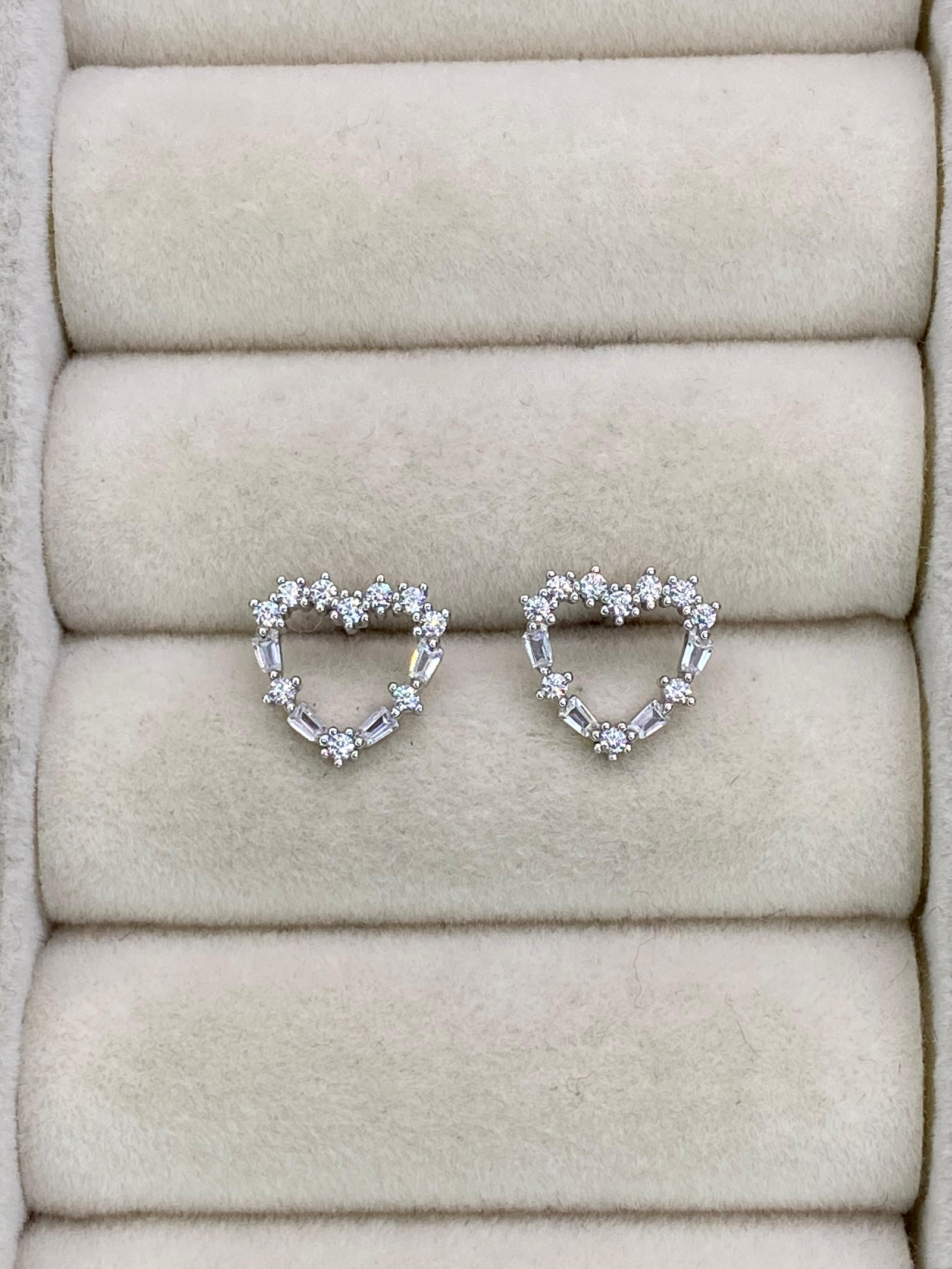 Brinco zircônia e baguete coração vazado